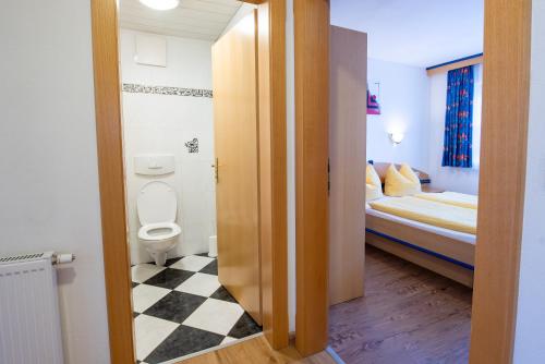 Habitación con baño con cama y aseo. en Apartment Bacher Nr.2, en Wald im Pinzgau