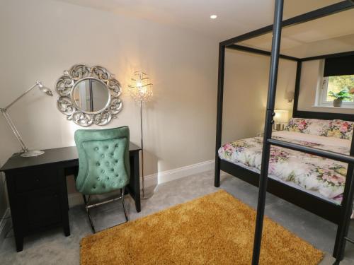 1 dormitorio con escritorio y litera en Netherdale House, en Buxton