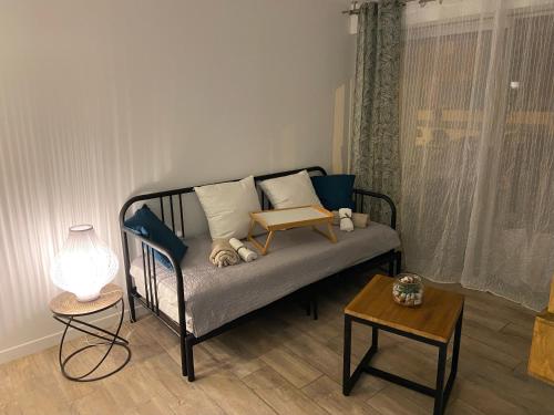 um quarto com uma cama com uma mesa em studio RDC, centre capitou, 10min plage en voiture em Mandelieu-la-Napoule