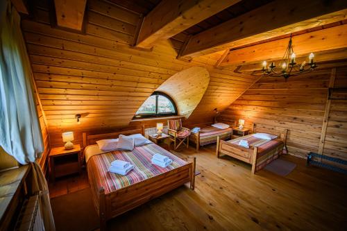 an overhead view of a bedroom in a log cabin at Sokolisko - pensjonat agroturystyczny in Wysoczany
