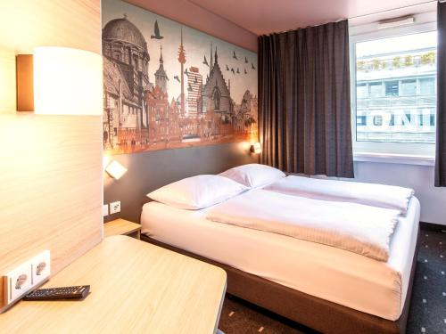 une chambre d'hôtel avec un lit et une fenêtre dans l'établissement B&B Hotel Nürnberg-Hbf, à Nuremberg