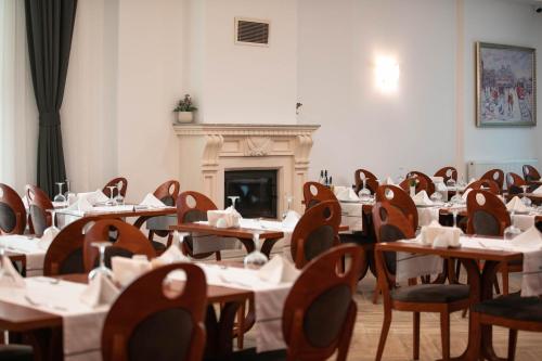 a room with tables and chairs and a fireplace at The Green Oasis Otel Spa in Kadıköy