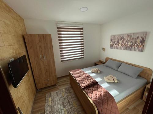 niewielka sypialnia z łóżkiem i telewizorem w obiekcie Casa Mia Vrdnik w mieście Vrdnik