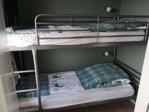 - un ensemble de lits superposés dans une chambre dans l'établissement Ferienwohnung Harz Hohegeiß Blick 14 (565), à Braunlage