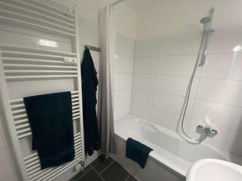 La salle de bains est pourvue d'une douche, d'une baignoire et d'un lavabo. dans l'établissement Ferienwohnung Harz Hohegeiß Blick 14 (565), à Braunlage