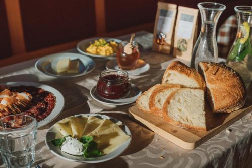 un tavolo con pane e altri prodotti alimentari di Tourist Farm Pr'Dovar a Cerklje na Gorenjskem