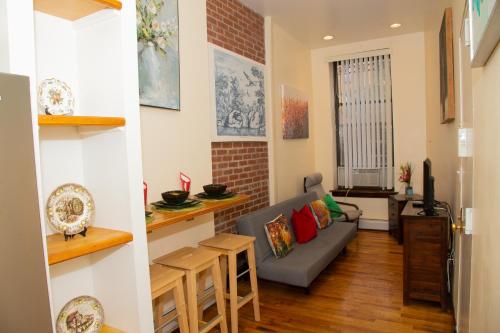 ein Wohnzimmer mit einem Sofa und einem Tisch in der Unterkunft The Harlem Cascades in New York