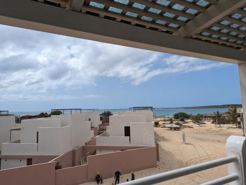 Blick vom Balkon eines Gebäudes am Strand in der Unterkunft Tropical Leaves Sea view penthouse in Sal Rei