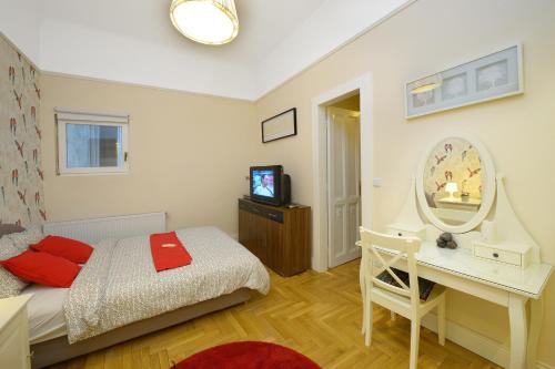 ブダペストにあるダウンタウン バードネストのベッドルーム(ベッド1台、デスク、鏡付)