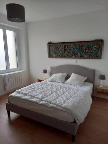 1 dormitorio con 1 cama con sábanas blancas y 2 ventanas en Chez Sindy et Olivier en Crèvecoeur-le-Grand