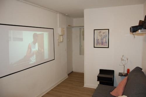 un salon avec une grande photo sur le mur dans l'établissement Jacobin-centre ville-paisible-2 couchages, à Amiens