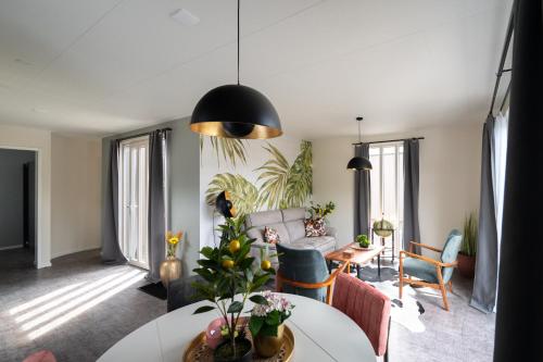een woonkamer met een bank en een tafel bij Recreatiepark Maas en Bos in Wellerlooi