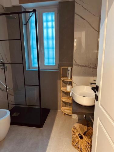 巴里的住宿－Mandarin Apulia，一间带水槽和玻璃淋浴的浴室