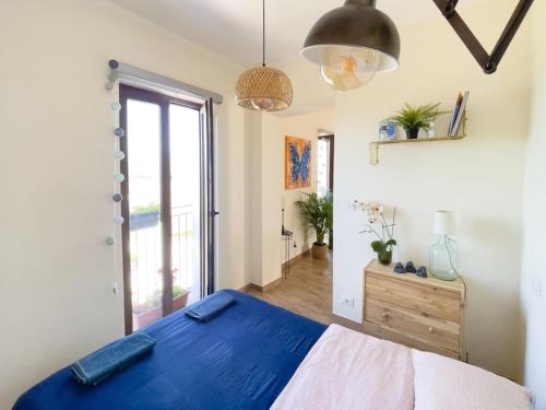 1 dormitorio con cama azul y ventana grande en New apartment Beautiful Mountain view, en Collecorvino