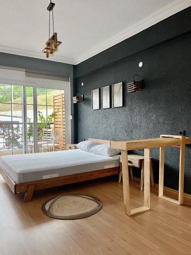 een slaapkamer met een groot bed met een houten frame bij Lb Boutique Hotel in Kumluca