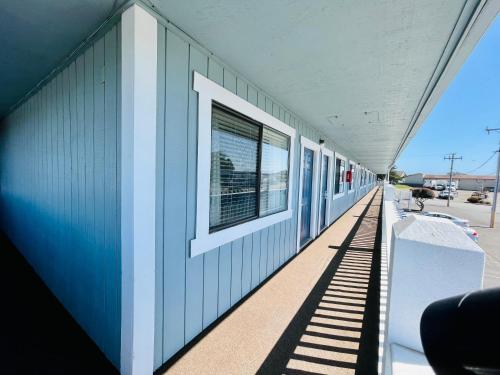 a blue building with a window on the side at Seabird Lodge Fort Bragg in Fort Bragg