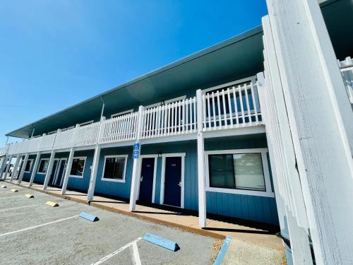 a blue and white building with a parking lot at Seabird Lodge Fort Bragg in Fort Bragg