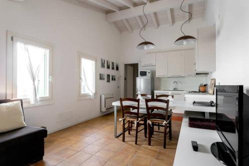eine Küche mit einem Tisch und Stühlen im Zimmer in der Unterkunft Agriturismo I Mischi in Castelnuovo del Garda