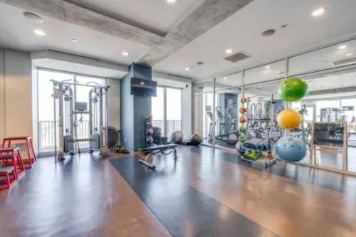 una palestra con attrezzature sportive in una grande sala di Downtown Getaway a Raleigh