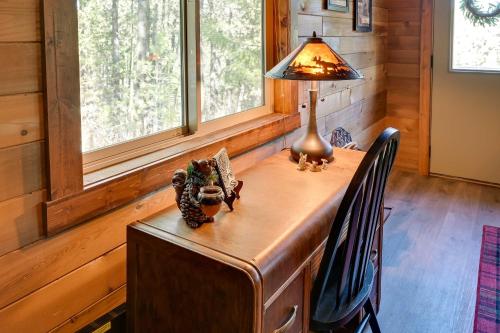 Φωτογραφία από το άλμπουμ του Secluded Garden Valley Cabin with Deck and Views! σε Crouch