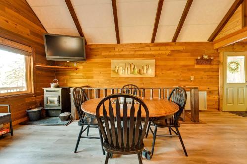 Η κουζίνα ή μικρή κουζίνα στο Secluded Garden Valley Cabin with Deck and Views!