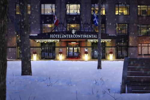 un hôtel dans la neige devant un bâtiment dans l'établissement InterContinental Montreal, an IHG Hotel, à Montréal