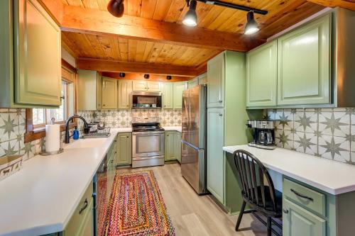 Η κουζίνα ή μικρή κουζίνα στο Secluded Garden Valley Cabin with Deck and Views!