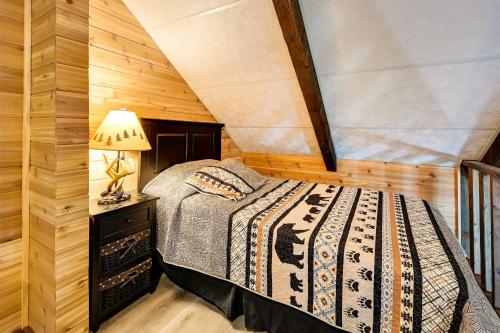 Ένα ή περισσότερα κρεβάτια σε δωμάτιο στο Secluded Garden Valley Cabin with Deck and Views!