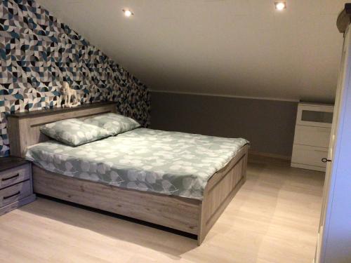 1 dormitorio con 1 cama grande en una habitación en Chez Odile, en Offagne