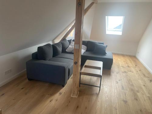 ein Wohnzimmer mit einem blauen Sofa und einem Stuhl in der Unterkunft Exklusive Unterkunft in Hannover