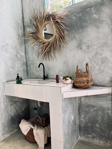 ein Badezimmer mit Waschbecken und Spiegel in der Unterkunft Mawingu lodge in Kizimkazi