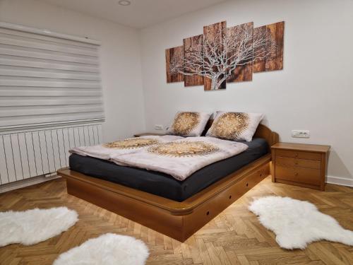 1 dormitorio con 1 cama con 2 cuadros en la pared en Apartmaji PR' KERIN, en Laško