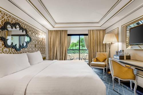 Postel nebo postele na pokoji v ubytování Fes Marriott Hotel Jnan Palace