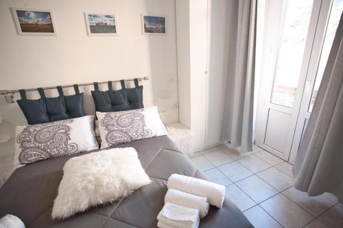 - une chambre avec un lit et 2 oreillers blancs dans l'établissement Room in shared apartment, near Lecco, à Calolziocorte