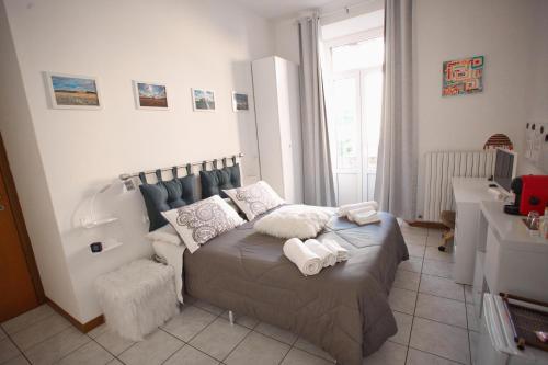 - une chambre avec un lit et des serviettes dans l'établissement Room in shared apartment, near Lecco, à Calolziocorte