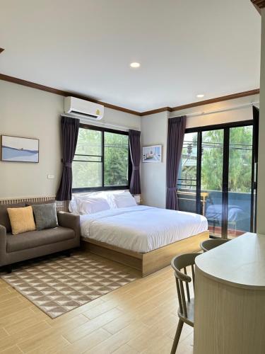 una camera con letto, divano e tavolo di Kata Noi Place floor3 a Kata Beach