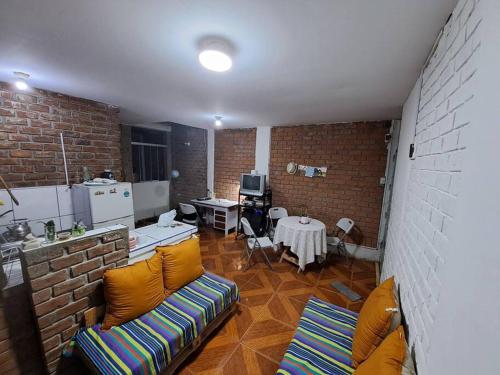 - un salon avec un canapé et une table dans l'établissement Casa amoblada con cochera, à Ica