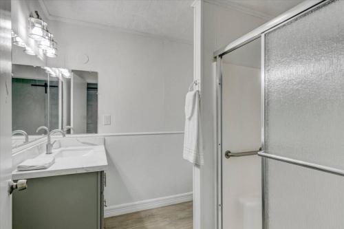 Ένα μπάνιο στο Your Bridge City Bliss Awaits in this 3 Bdrm Gem!