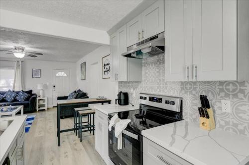 Η κουζίνα ή μικρή κουζίνα στο Your Bridge City Bliss Awaits in this 3 Bdrm Gem!
