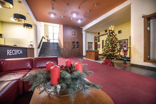 eine Lobby mit einem Weihnachtsbaum und einer Couch in der Unterkunft Hotel Spolcentrum in Svit