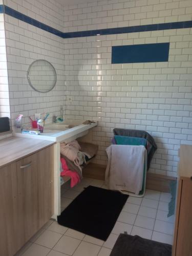 łazienka z umywalką i blatem w obiekcie Chambre spacieuse et zen 