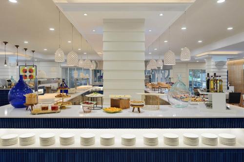 un negozio con piatti bianchi su un bancone in un negozio di H10 Vintage Salou - Adults Only a Salou