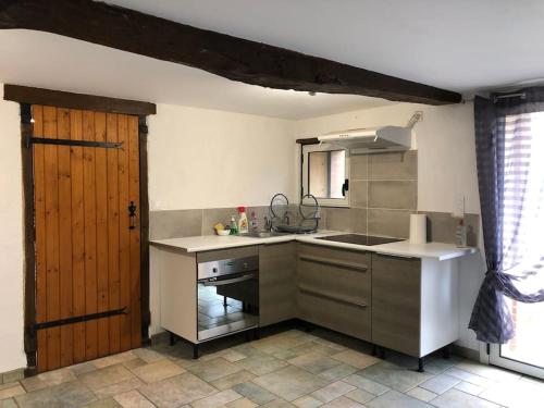 A kitchen or kitchenette at Studio pour amoureux de la nature et des animaux