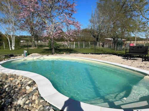une piscine entourée d'un mur de roche. dans l'établissement Studio pour amoureux de la nature et des animaux, à Auriébat