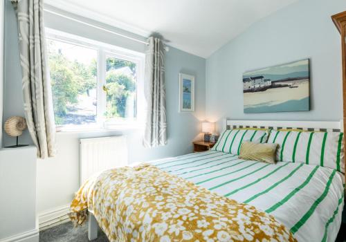 Giường trong phòng chung tại Rose Cottage