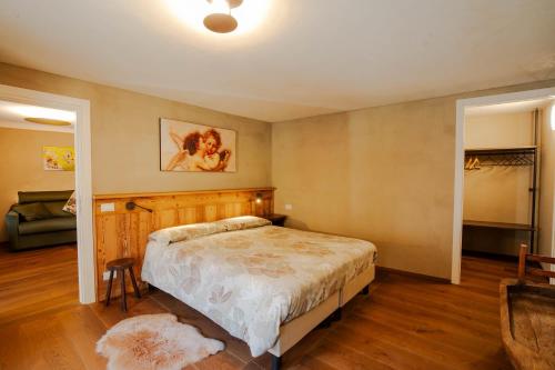 a bedroom with a bed and a couch in it at La Noix - Alloggi ad uso turistico - VDA - ARVIER - n 0041 e n 0042 in Arvier