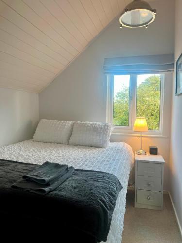 Giường trong phòng chung tại Modern Cotswold Home w Hot Tub