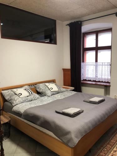 ein Schlafzimmer mit einem Bett mit zwei Handtüchern darauf in der Unterkunft Apartman U Andela in Strakonice