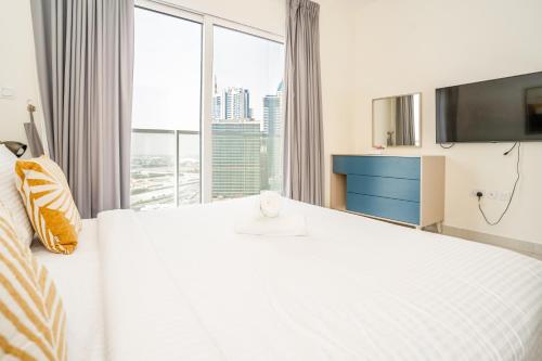 Postel nebo postele na pokoji v ubytování Tanin - Beautiful Heartland Tower 1BR in Business bay