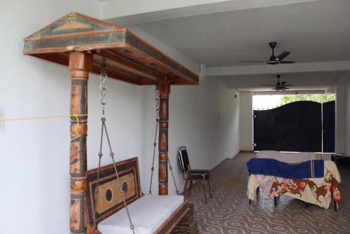 un dormitorio con una cama y una mesa en Royal Experience Marhaba Villa Nest, en Mahabalipuram